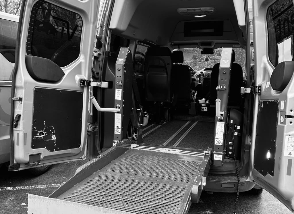 Ford liftbus met 1 rolstoelplaats en 2 passagiers